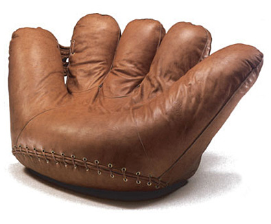 Grande poltrona marrone a forma di guantone da baseball in pelle, design unico e accattivante per interni sportivi.
