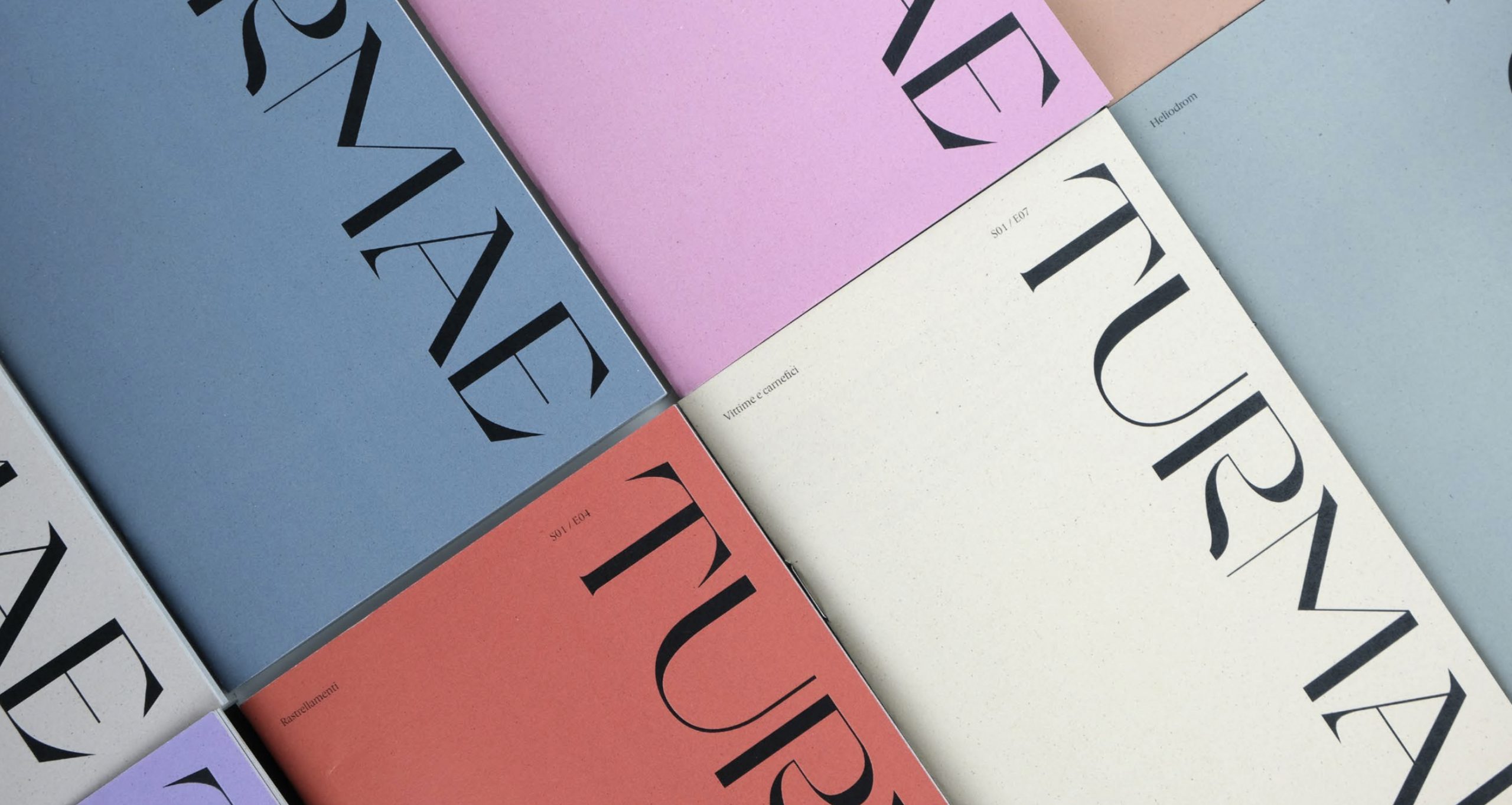 Copertine colorate di riviste con il titolo Turmae in stile tipografico moderno.