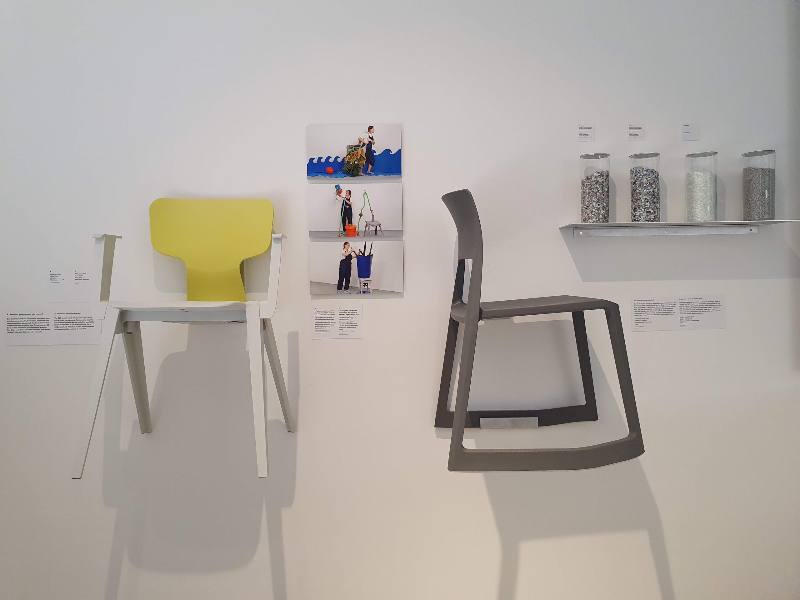 Sedie di design appese alla parete, con barattoli di materiale riciclato esposti su una mensola accanto.