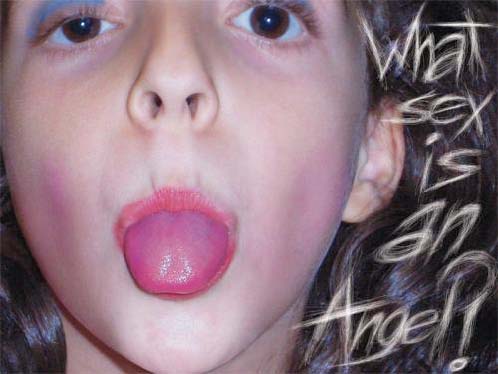 Bambina che mostra la lingua, con la scritta What sex is an angel? accanto in uno stile artistico.